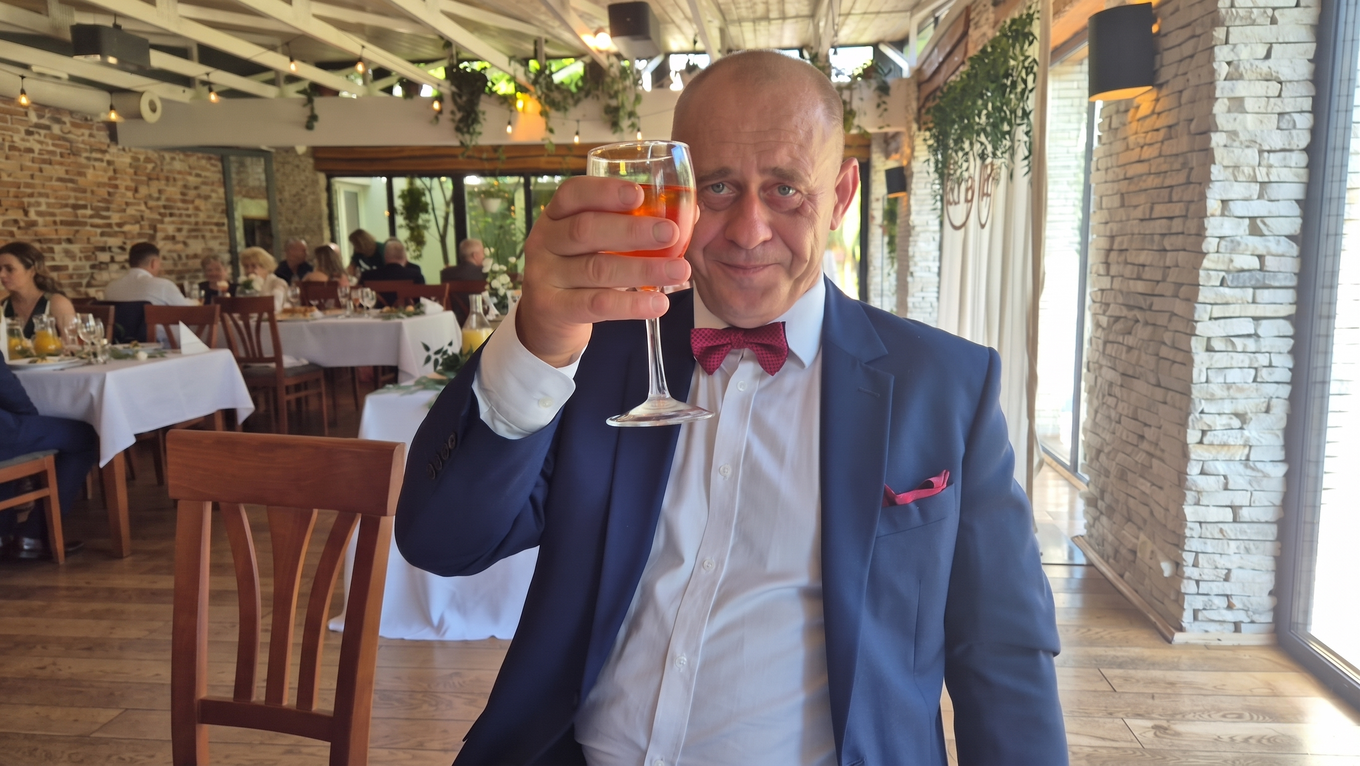 Gość wznosi toast na weselu
