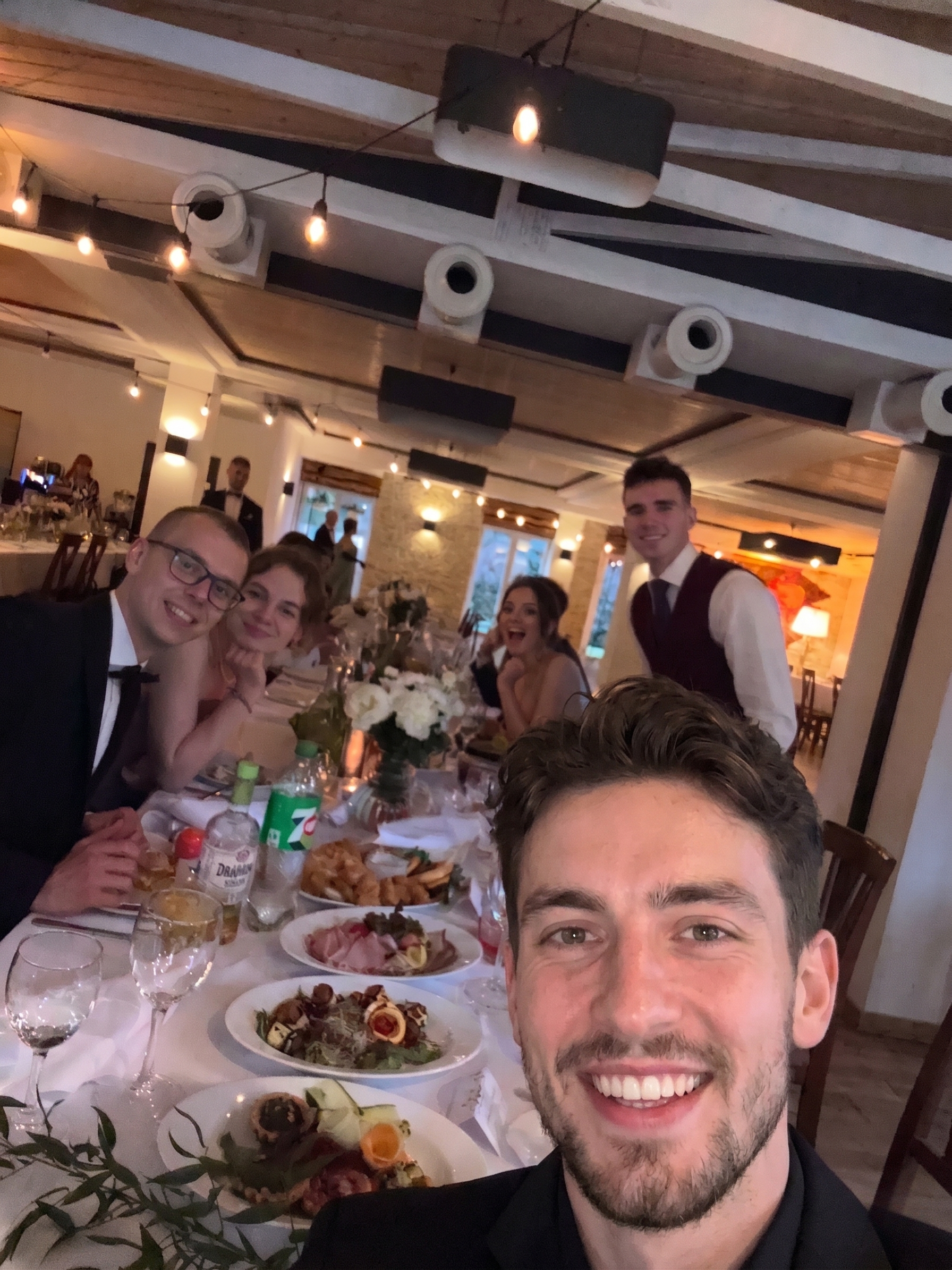 Grupowe selfie gości przy weselnym stole